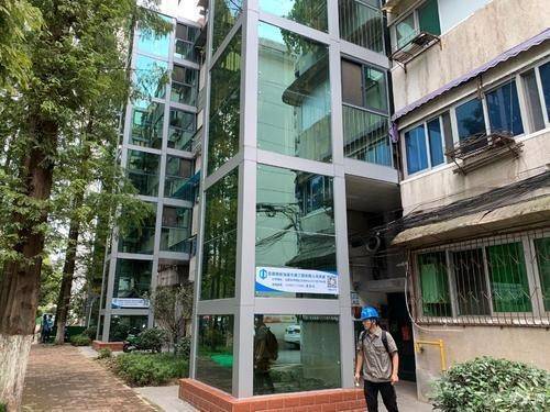 别再吵了！2025年老旧小区加装电梯一律或将这样处理？(图2)