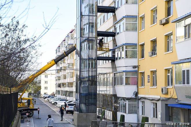 别再吵了！2025年老旧小区加装电梯一律或将这样处理？(图3)