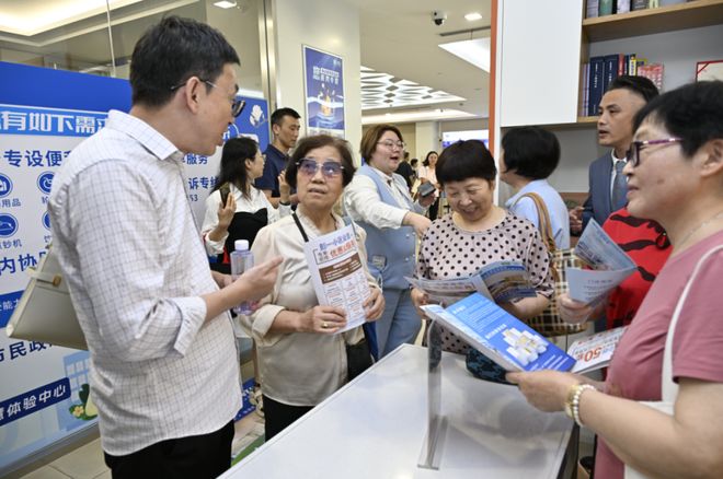 适老化改造也能很方便！TA们在家门口“沉浸式体验”→(图12)