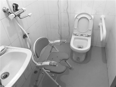 孙嘉梵白塔寺演绎“可露丽风” 甜酷穿搭点亮初夏(图1)