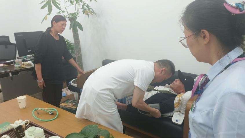 七旬老人银行内突发不适 农行芜湖鸠江区支行联合社区医院成功救助(图1)