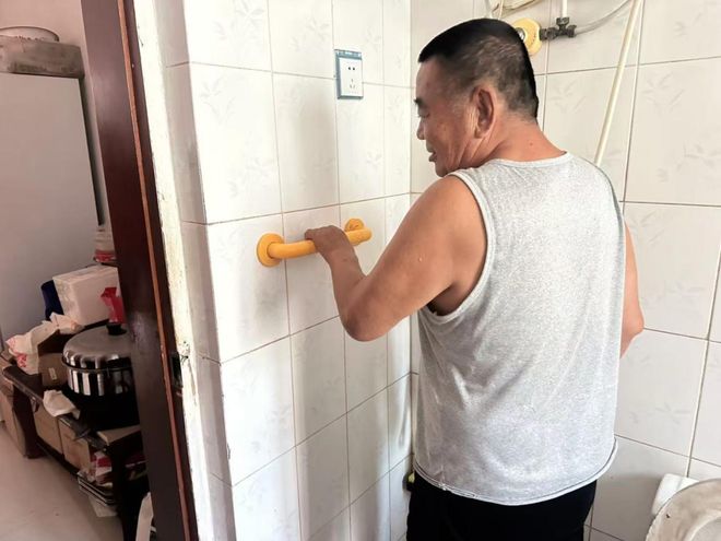 适老改造进家宅 细微关爱护夕阳(图2)