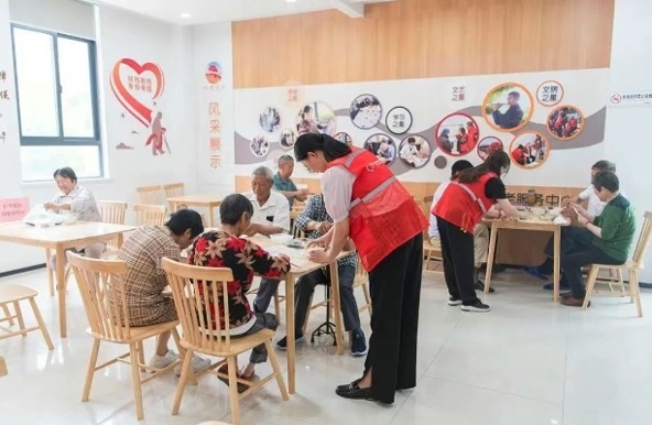 重阳节丨各地探索银发经济新路径 适老化改造暖人心(图2)