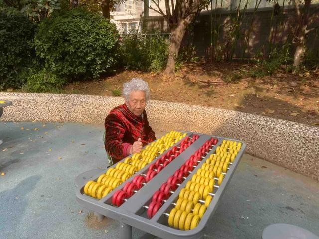 华商报记者走访了12座城市公园适老化方面这些做得还不错但还有改进空间(图5)