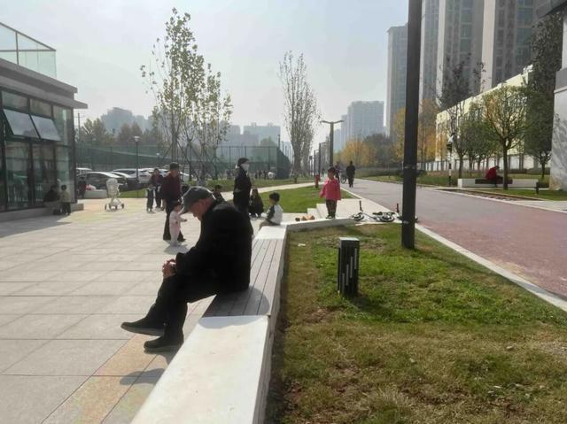 华商报记者走访了12座城市公园适老化方面这些做得还不错但还有改进空间(图2)