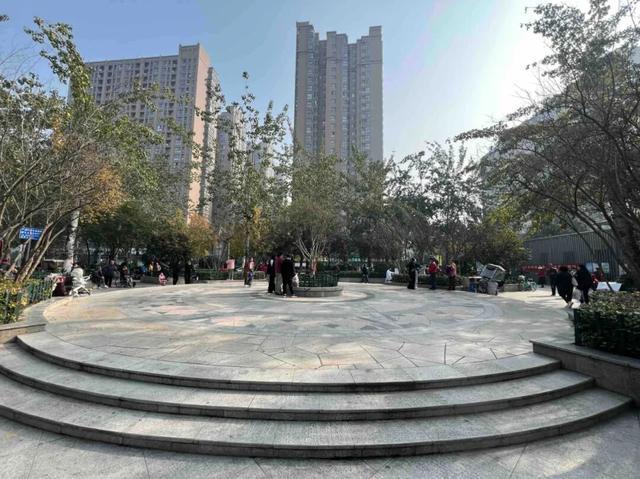 华商报记者走访了12座城市公园适老化方面这些做得还不错但还有改进空间(图13)
