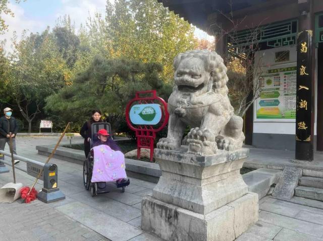 华商报记者走访了12座城市公园适老化方面这些做得还不错但还有改进空间(图17)