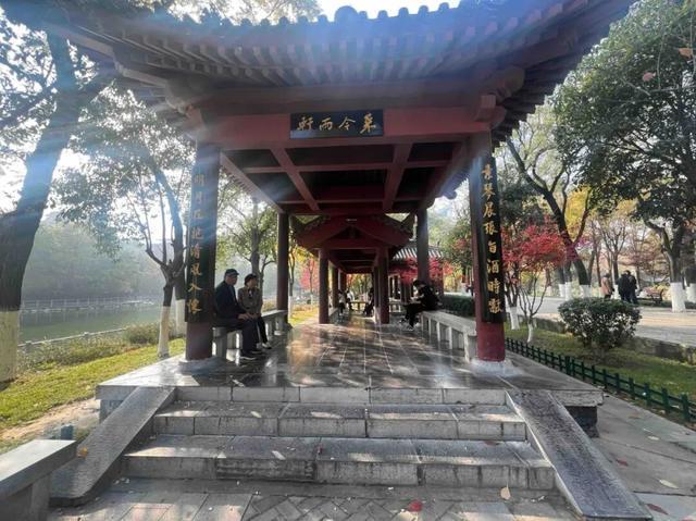 华商报记者走访了12座城市公园适老化方面这些做得还不错但还有改进空间(图19)