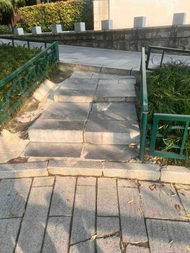 华商报记者走访了12座城市公园适老化方面这些做得还不错但还有改进空间(图18)