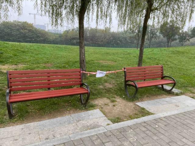 华商报记者走访了12座城市公园适老化方面这些做得还不错但还有改进空间(图22)