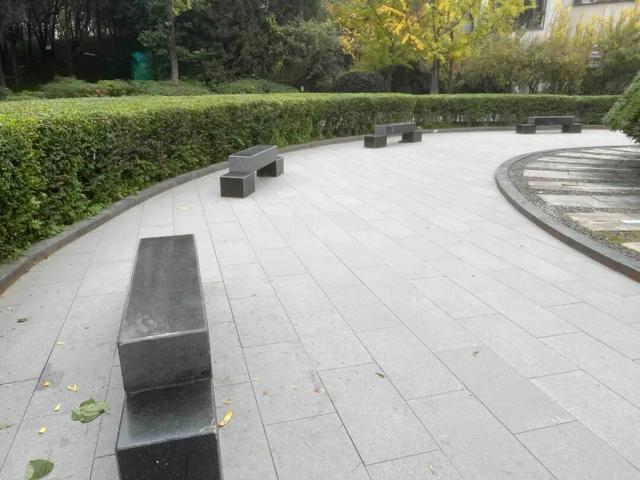 华商报记者走访了12座城市公园适老化方面这些做得还不错但还有改进空间(图28)
