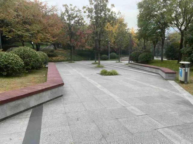华商报记者走访了12座城市公园适老化方面这些做得还不错但还有改进空间(图26)