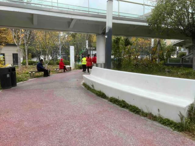 华商报记者走访了12座城市公园适老化方面这些做得还不错但还有改进空间(图31)