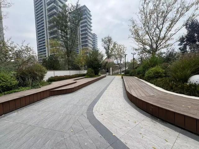 华商报记者走访了12座城市公园适老化方面这些做得还不错但还有改进空间(图36)