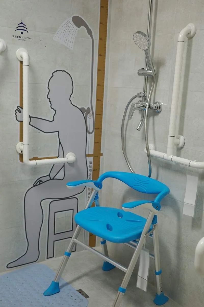 银发经济升温：进博会绽放适老新活力政策市场双轮驱动产业未来 ｜ 聚焦2025进博会(图1)