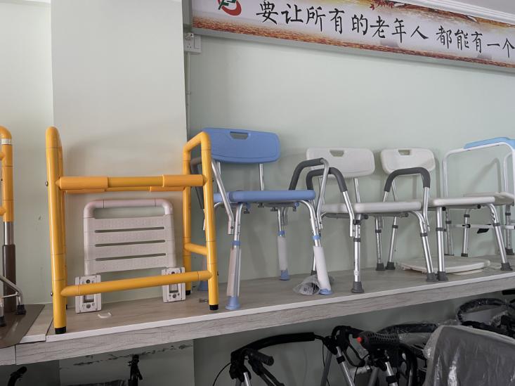 嘉鱼办事处：服务提质助力适老化改造(图1)