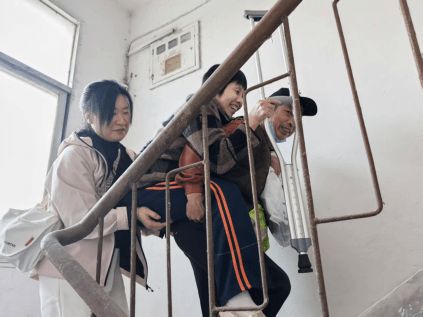 咸安区温泉街道滨河社区：适老化改造入户 构筑宜居新家园(图1)