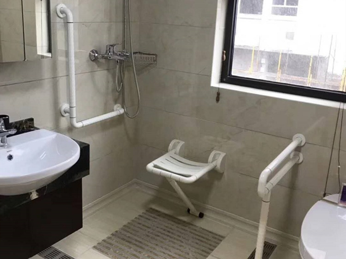 太舒适了！7旬老人花数年改造“适老化”床铺10万网友点赞(图1)