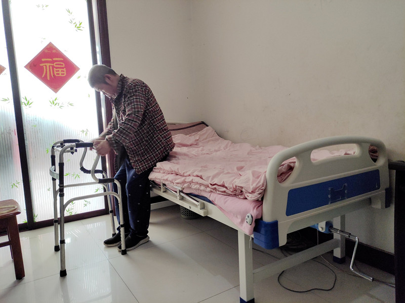 坡道扶手齐上阵“适老+无障碍”改造暖民心(图1)