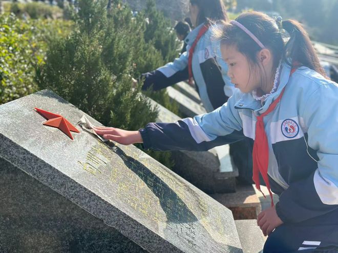 赓续红色血脉 共育时代新人——万源市未来小学走进万源烈士陵园(图3)