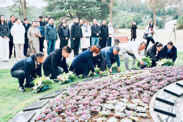 沪上墓园今日祭扫人流平稳 明日正冬至预计迎来高峰(图3)