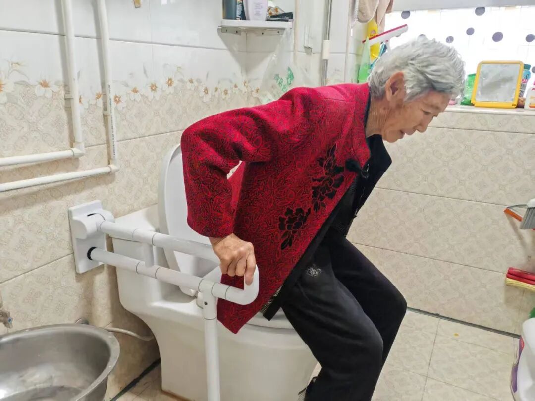 暖心改造焕新居家生活 汉源80户特殊困难老人家庭完成适老化升级(图1)