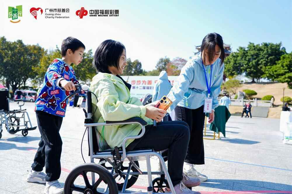 在广州的公园里亲子家庭上了一堂“变老公益课”(图1)