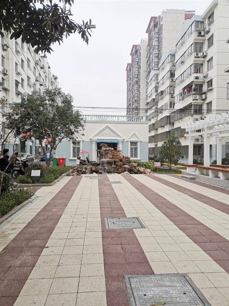 武汉六旬老人危房改建获批后8年未建成官方回应：邻居补偿未达成一致一开工就被投诉许可证已过期(图1)