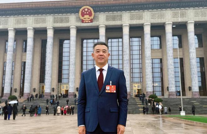 【财眼观两会】李连柱委员：建议将陪伴机器人纳入居家适老化改造补贴目录(图1)