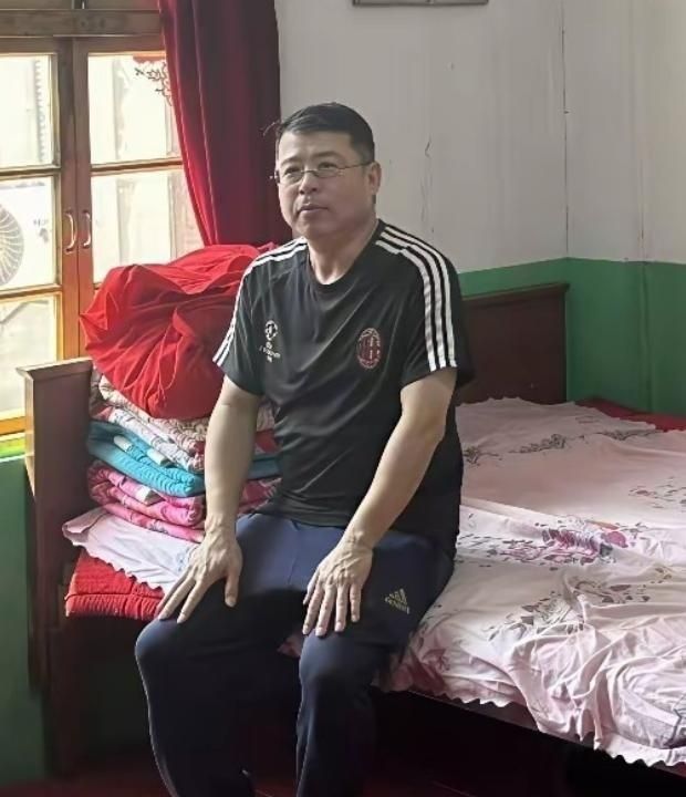 央视名嘴阿丘近况曝光住破旧楼房靠老本度日离婚后晚年凄凉(图2)